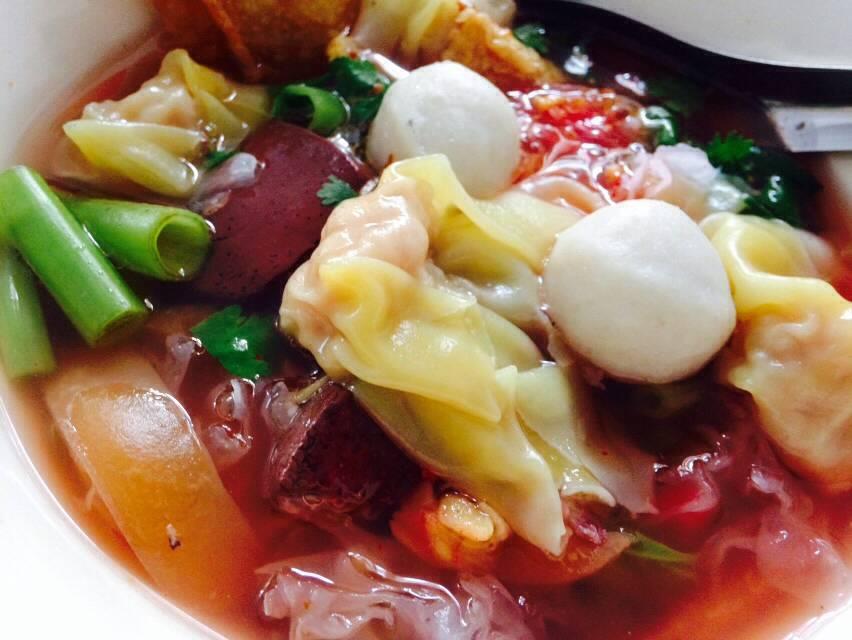 บะหมี่เกี๊ยว ลูกชิ้นปลา เย็นตาโฟ