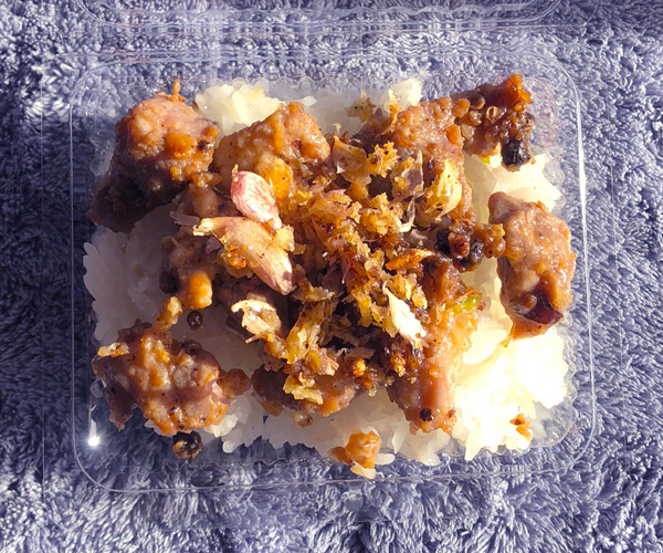 ข้าวเหนียวหมูทอดกระเทียม