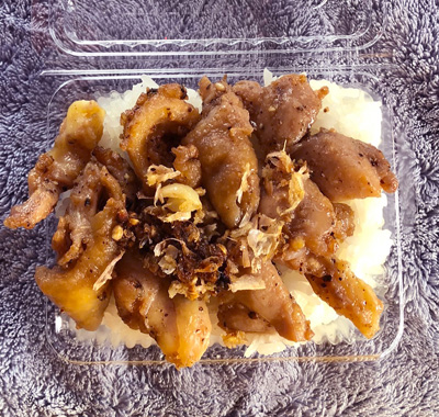 ข้าวเหนียวไก่ทอดกระเทียม